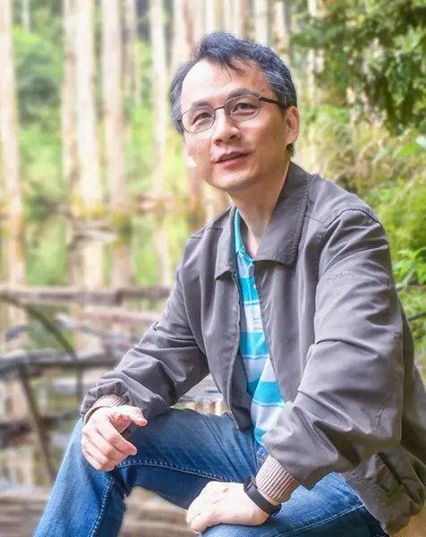 Artify 講師何葉建達的個人形象照，專業藝術創作者與教學者